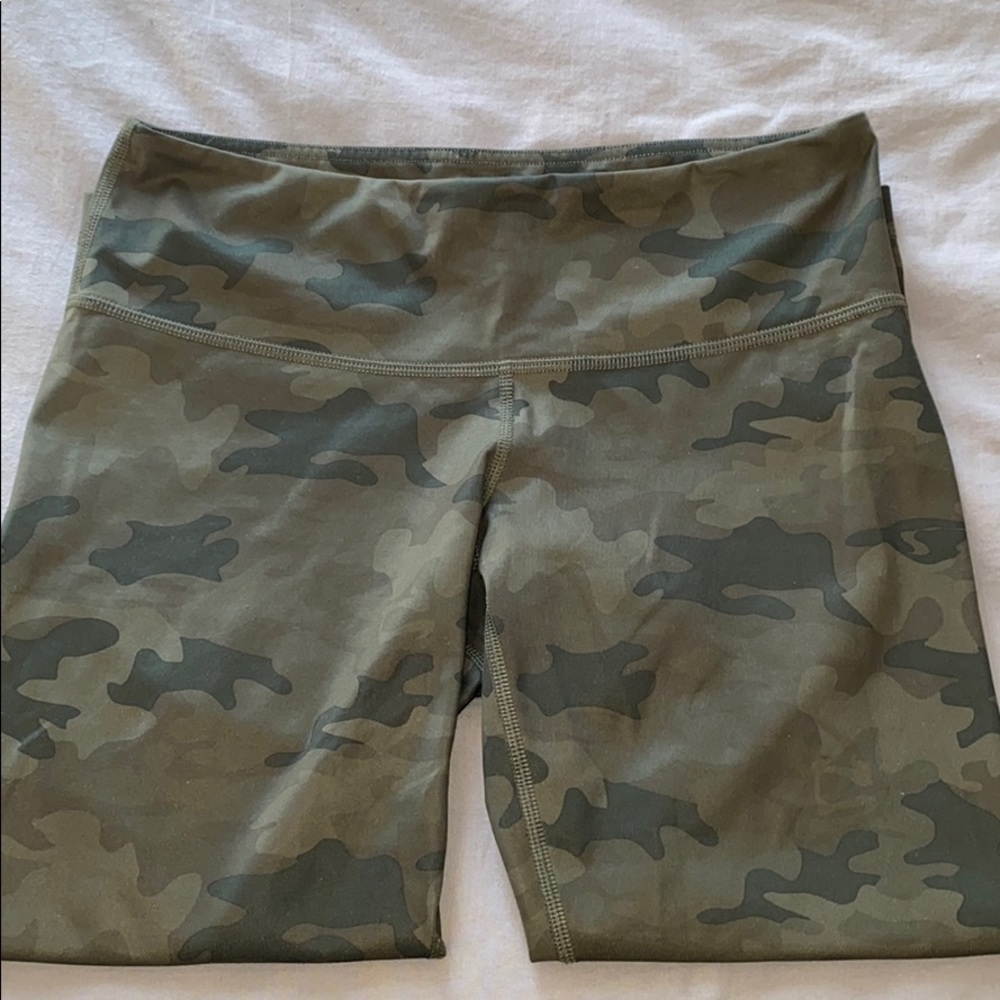 Lululemon Green Camo Cropped Leggings